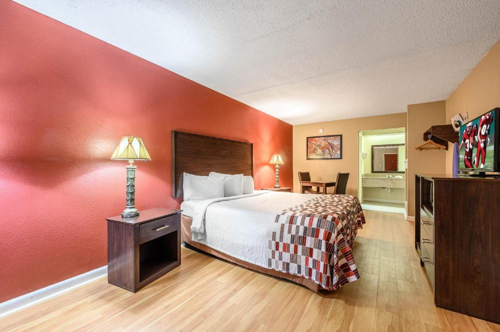 Deluxe King Room Non-Smoking interior